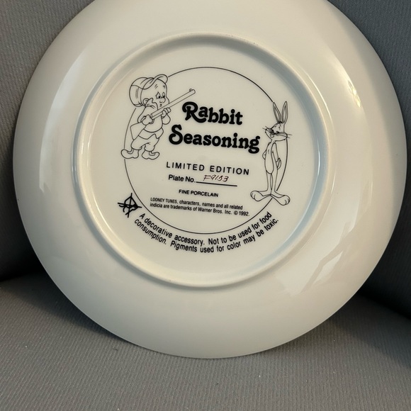 “Rabbit Seasoning” Ltd. Ed. 8.25” Fine Porcelain Looney Tunes Plate 1992 24K Rim - Picture 4 of 6
